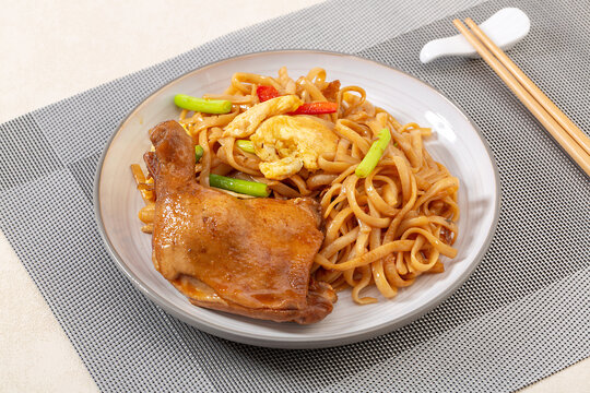 鸭腿蛋炒河粉