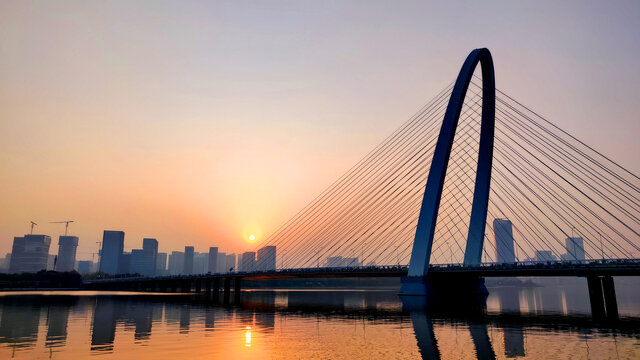夕阳下的大桥