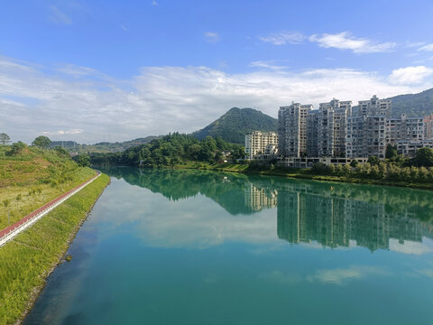 江面建筑倒影