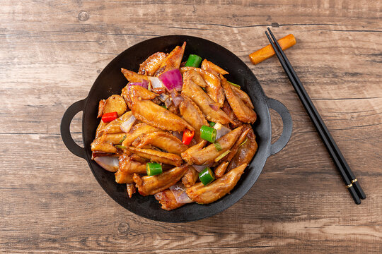 鸡尖煲鸡翅煲小锅鸡翅