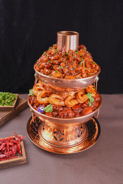大虾火锅鸡拼香辣牛蛙锅