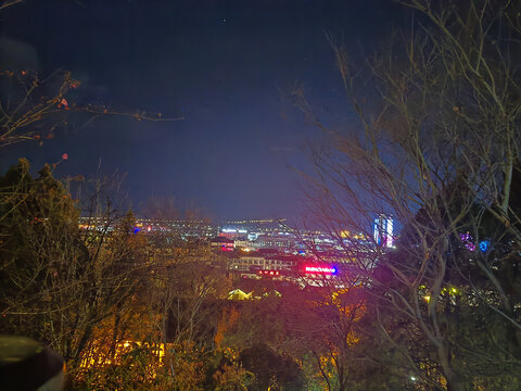 夜间的古城外灯光