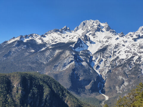 白雪覆盖的山峰