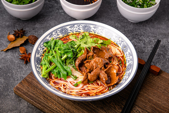 红烧肥肠米线