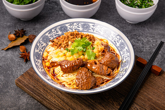 肥肠豌杂小面
