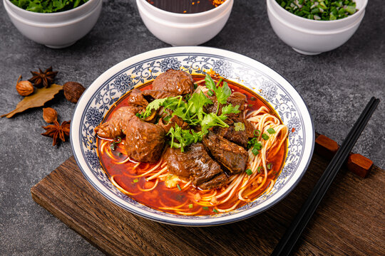 红烧肥肠牛肉小面