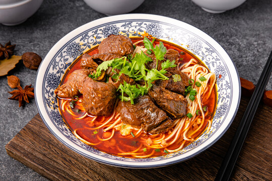 红烧肥肠牛肉小面