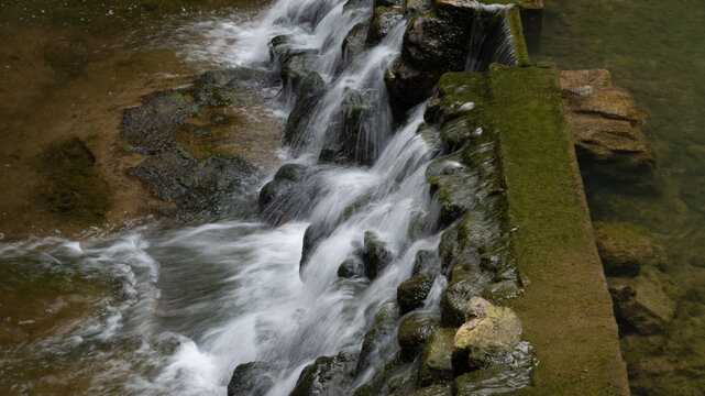小溪流水