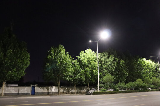 夜晚宽阔的马路