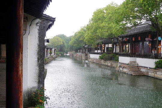雨中的江南水乡古镇老街风光