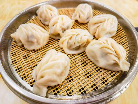 桌面上的一笼蒸饺