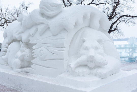 中国哈尔滨松花江的北极熊雪雕