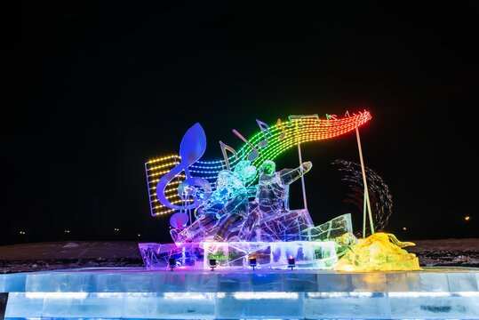 冬天中国哈尔滨音乐公园冰灯夜景