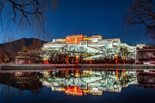 布达拉宫夜景