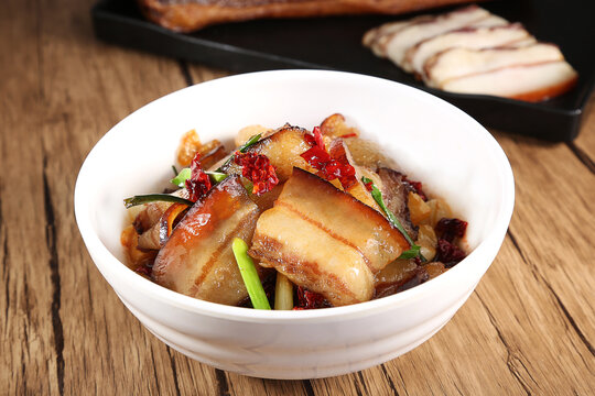 大蒜辣椒炒腊肉