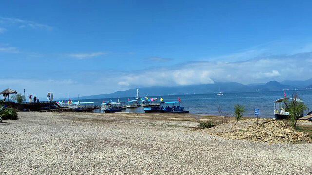 海边船只