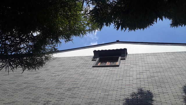 蓝天青瓦