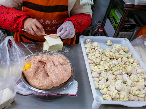 手工现包馄饨