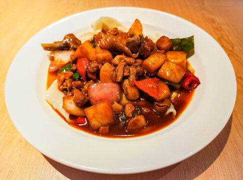 新疆美食大盘鸡拌面