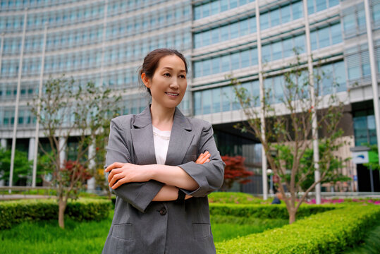 精通技术的自信女性在户外