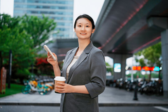 微笑的职业女性在户外咖啡休息