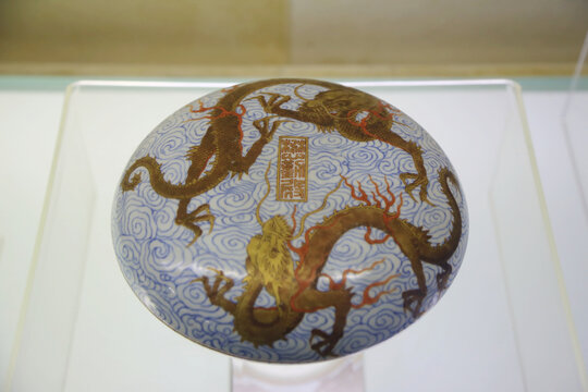 青花釉上描金龙纹瓷印盒