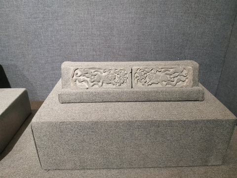 北宋狮子衔牡丹雕砖1