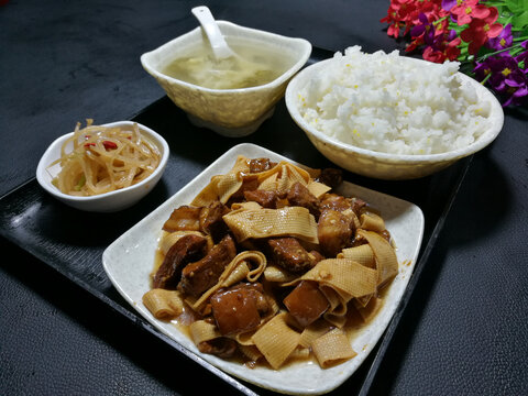 红焖肉干豆腐饭
