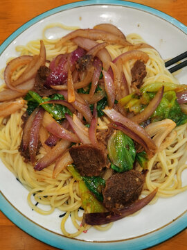 葱爆牛肉盖浇面