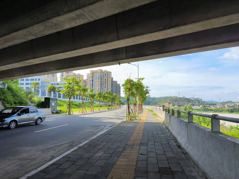 桥下的道路