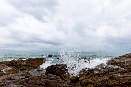 海边海浪击打岩石浪花飞溅