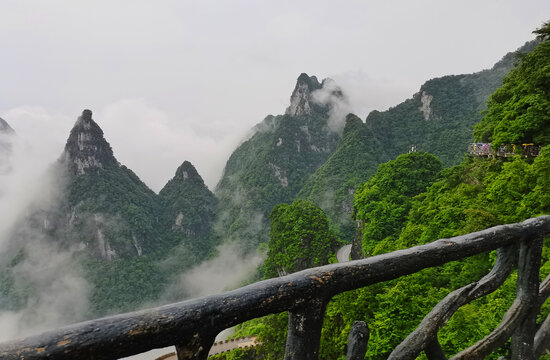 天门山山峰云海