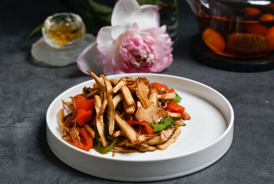 时蔬炒鸡枞菌