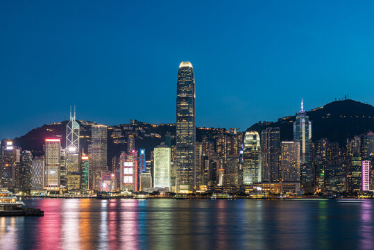 香港岛地标建筑与维多利亚港夜景