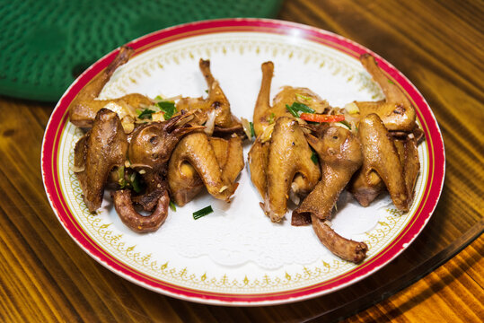 广东美食顺德私房菜沙姜乳鸽