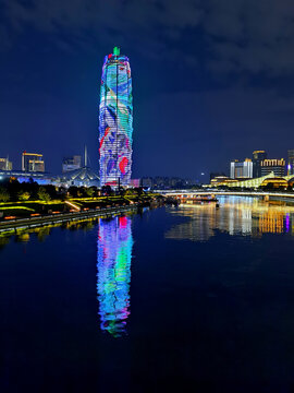 如意湖郑东新区大玉米夜景竖版