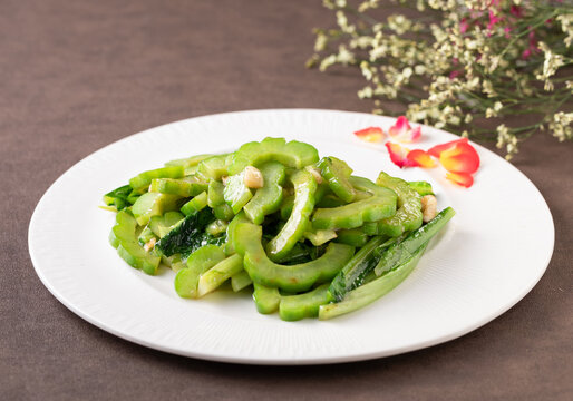 凉瓜炒油麦菜