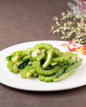 凉瓜炒油麦菜