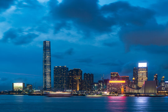 香港文化中心钟楼与九龙地标夜景