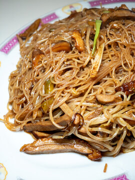 餐盘里的烧鸭丝煮米粉