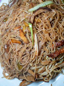 餐盘里的烧鸭丝煮米粉