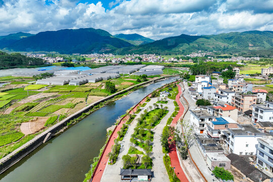 广西蒙山县乡村夏日田园风光