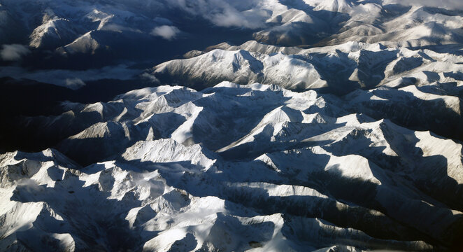 俯瞰高原雪山