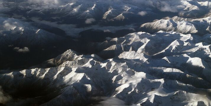 高空俯瞰雪山