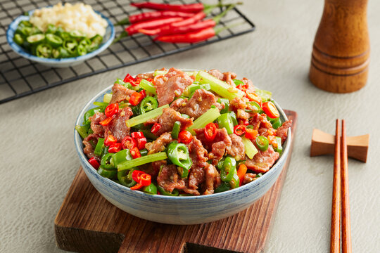 芹菜青椒炒肉饭