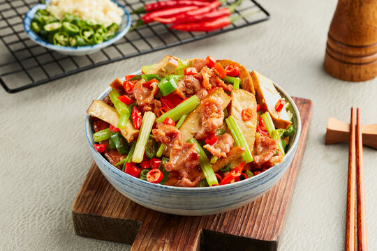 芹菜香干炒肉
