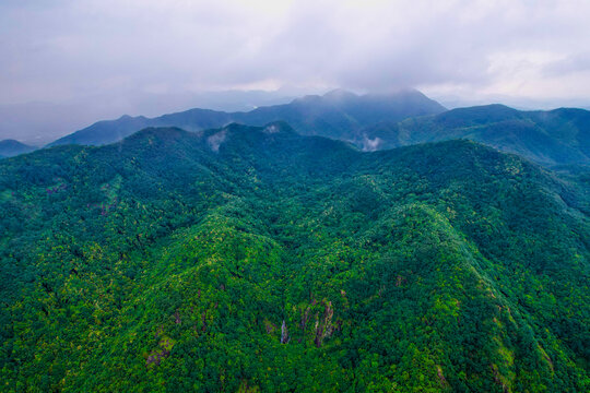 瀑布大山云层浓雾