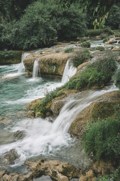 山水瀑布群背景