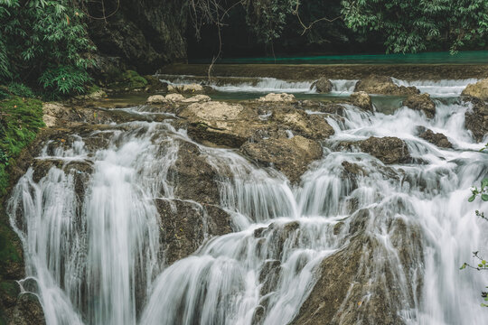 山间瀑布群背景