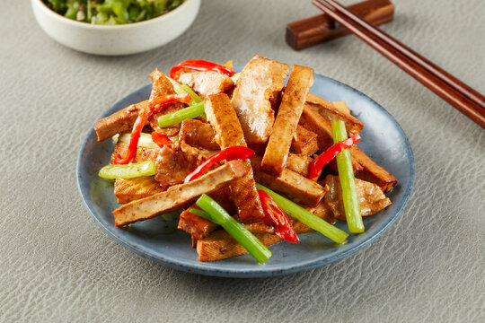 芹菜香干炒肉
